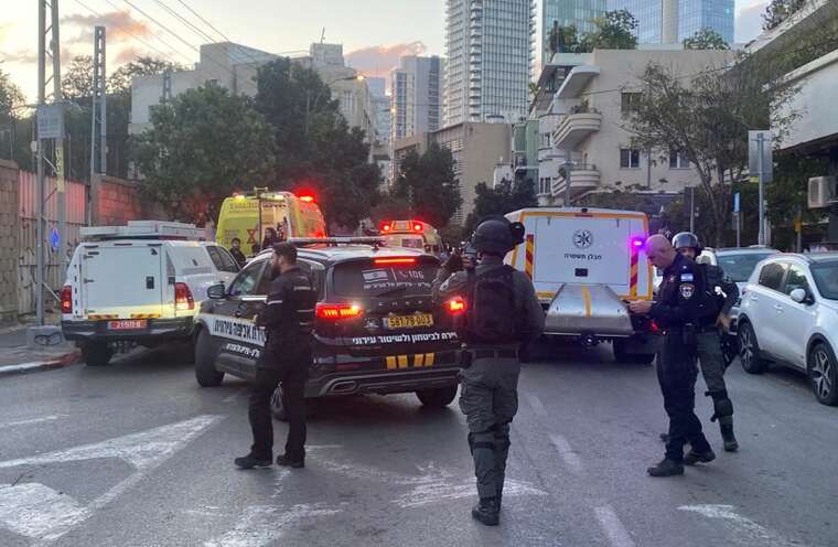 У Тель-Авіві чоловік напав з ножем на перехожих