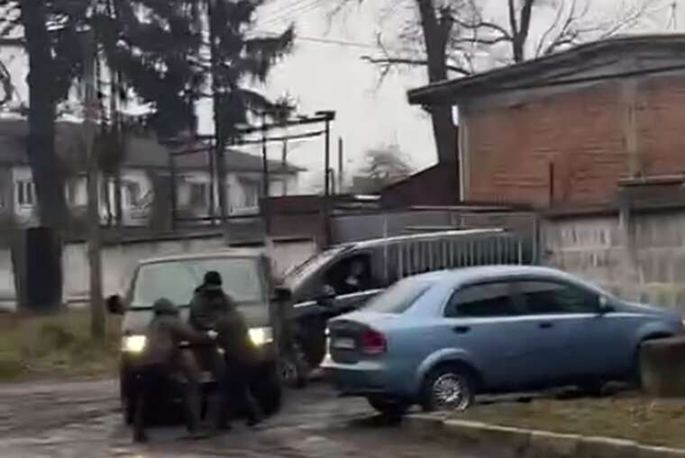 У Волинській області працівники ТЦК силою посадили чоловіка в автобус: показали відео