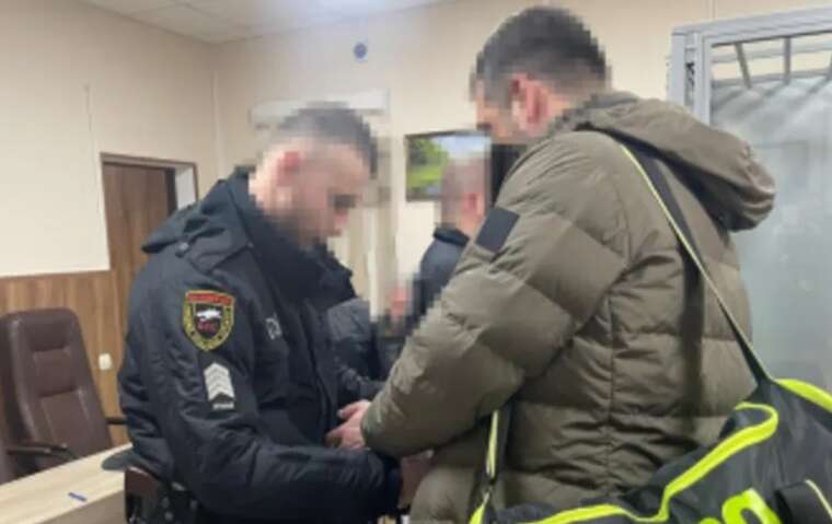 A court has arrested a former Ministry of Defence official who supplied substandard machine guns to the front