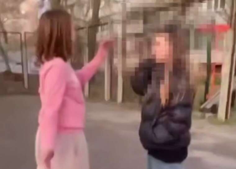 У Києві дві дівчини побили школярку