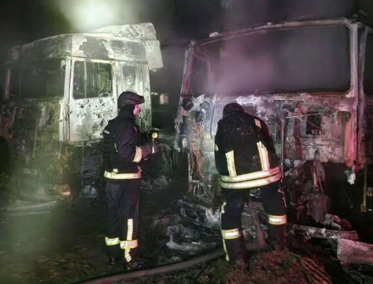 У передмісті Херсона вночі від обстрілу загорілися три фури, - ДСНС