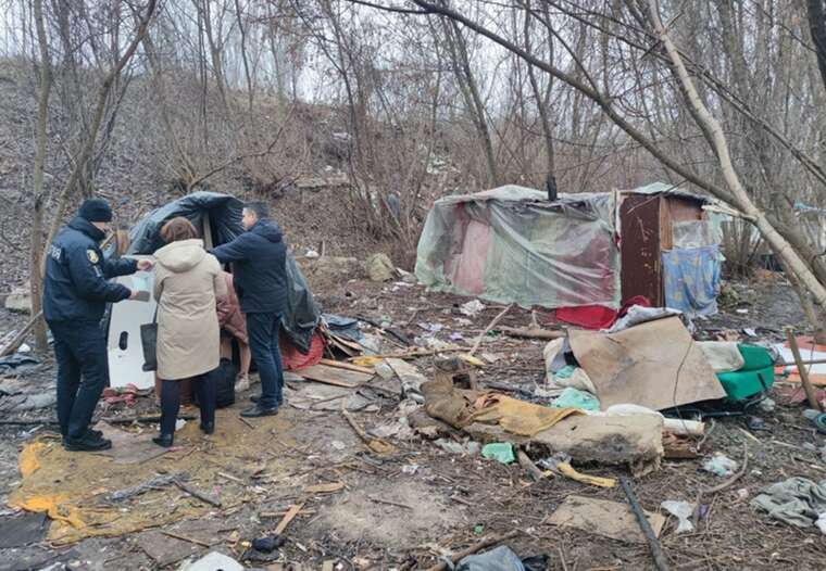 На Тернопільщині багатодітна родина мешкала в саморобній «халабуді»: 5 дітей вилучили