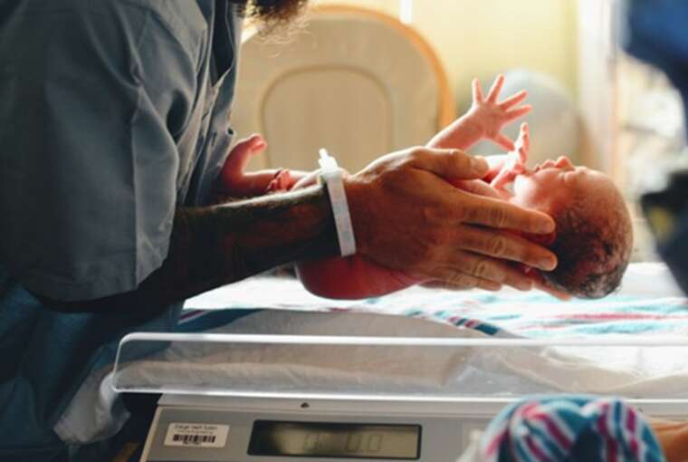 В Україні викрили «масштабну схему продажу немовлят за кордон