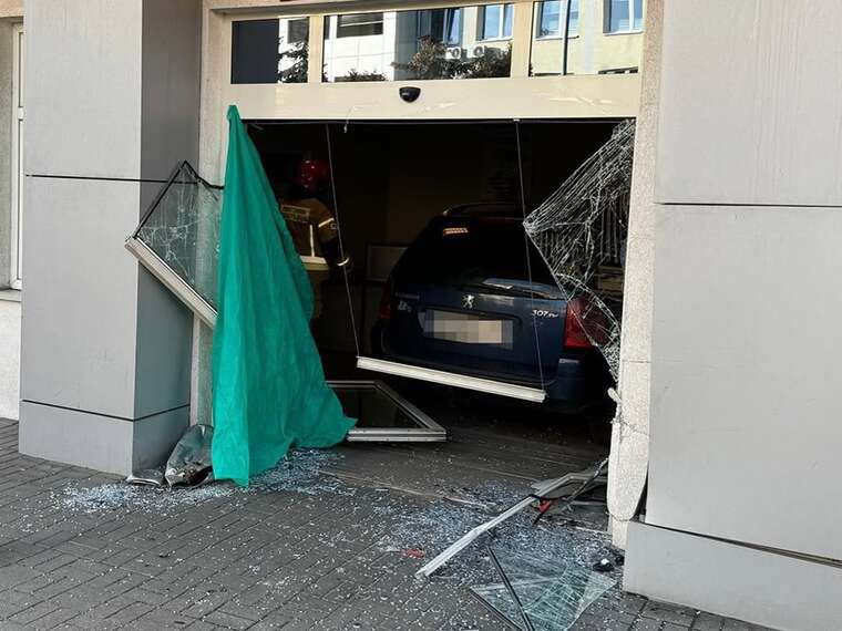 Гражданин Грузии протаранил полицейский участок в Польше