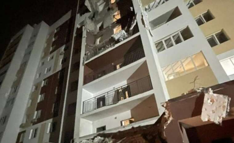 На Київщині внаслідок атаки окупантів пошкоджено багатоповерхівку, горіло підприємство