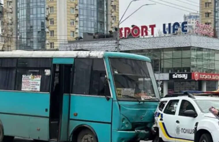 У Києві маршрутне таксі протаранило два поліцейських авто