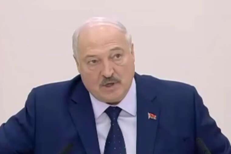 Лукашенко заявив, що вже якось непристойно бути президентом 30 років поспіль