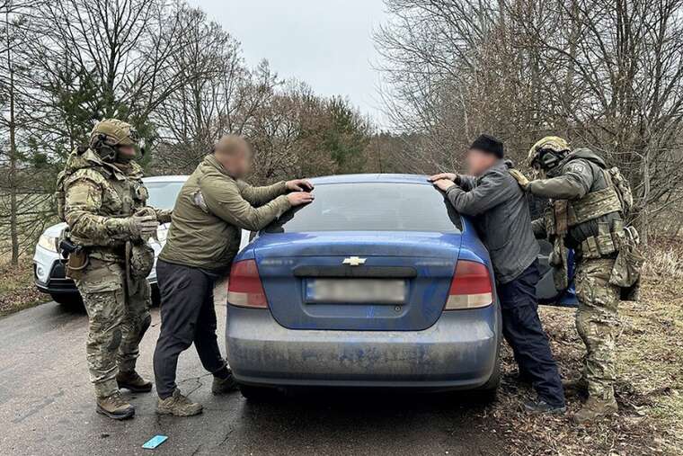 У Чернігові поліція затримала злочинне угруповання, яке торгувало зброєю