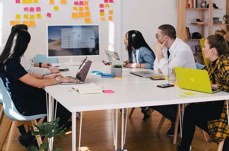 Британские предприятия массово внедряют четырехдневную рабочую неделю без сокращения зарплаты