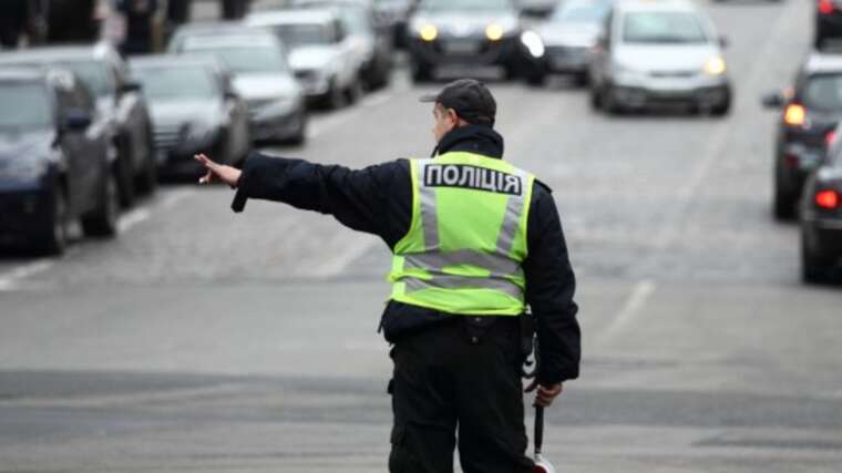 Водіїв в Україні стали штрафувати за поїздки в період щоденної хвилини мовчання