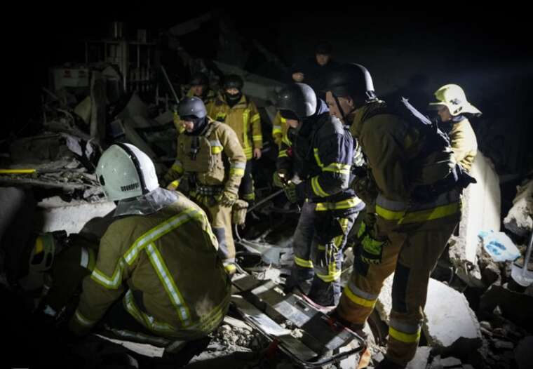 ГСЧС опубликовала фото последствий ракетного удара по Николаеву, где погибли две женщины