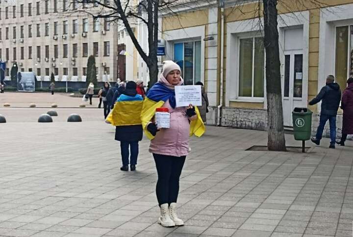 Вагітна дружина військового в Житомирі збирає кошти на авто для ЗСУ