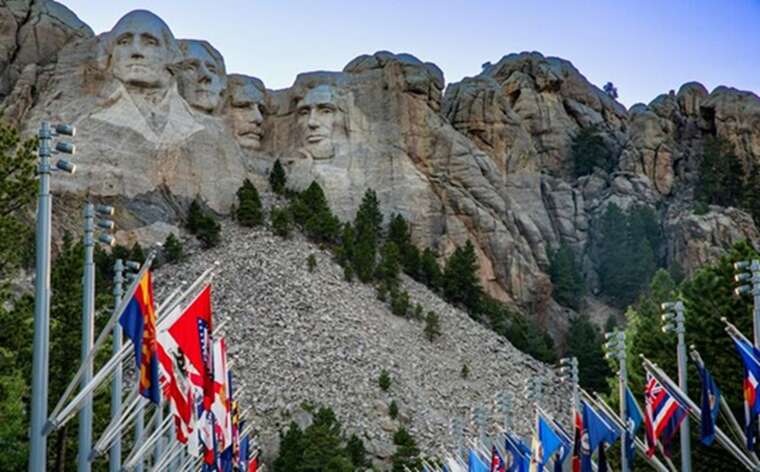 В США хотят разместить портрет Трампа на горе Рашмор