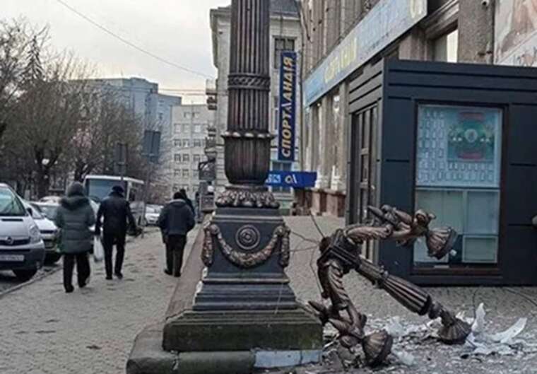 Громадянин Британії розбив вікно поліцейської дільниці та вуличний ліхтар у Тернополі