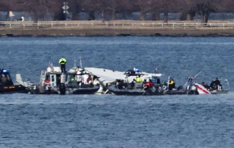 У Вашинтоні рятувальники дістали з води вже понад 40 тіл жертв авіакатастрофи