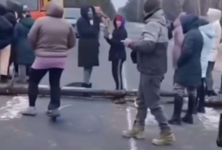 Жителі села Хміль у Рівненській області перекрили дорогу через перекопані прикордонниками шляхи