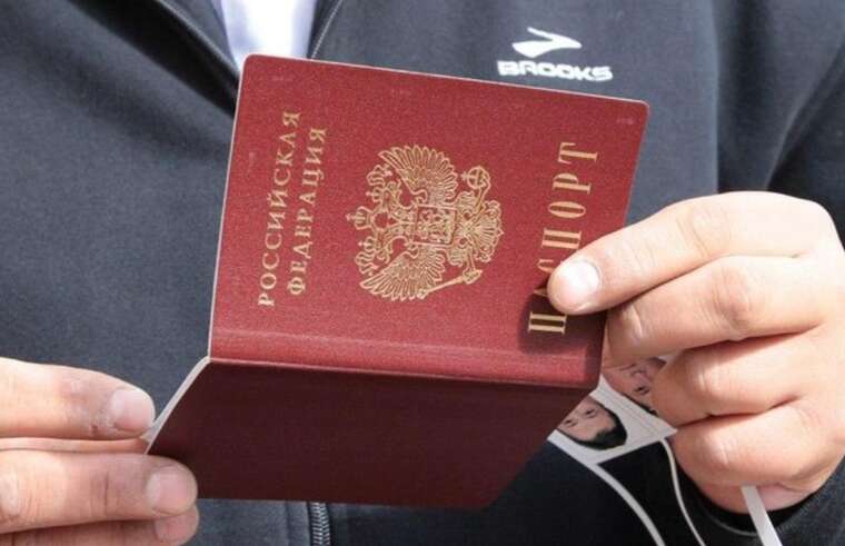 Росіяни на тимчасово окупованих територіях примусово видають паспорти працівникам медичної сфери