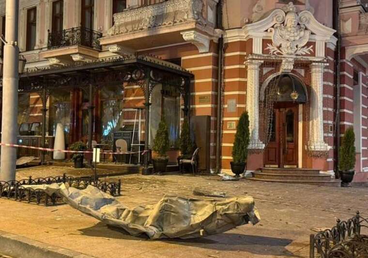 Опубліковано відео моменту вибуху в Одесі, де внаслідок ракетного удару пошкоджено готель
