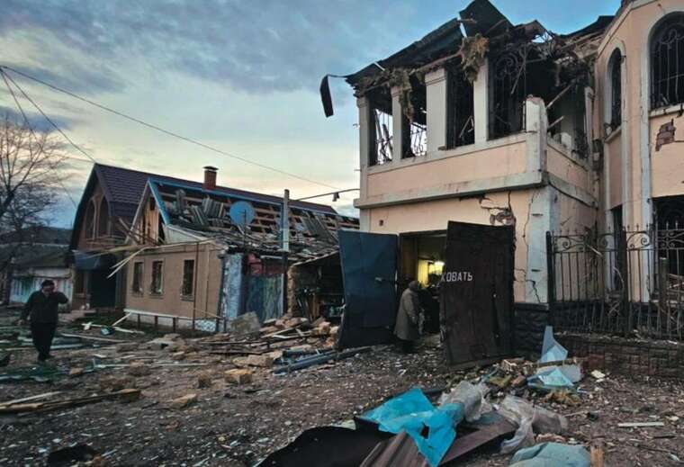 In Kherson, after the airstrike, there is a living person under the rubble: a rescue operation is underway