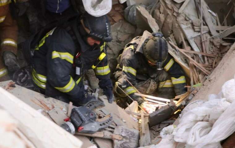Kherson rescuers demonstrated how they extricate a victim from the rubble