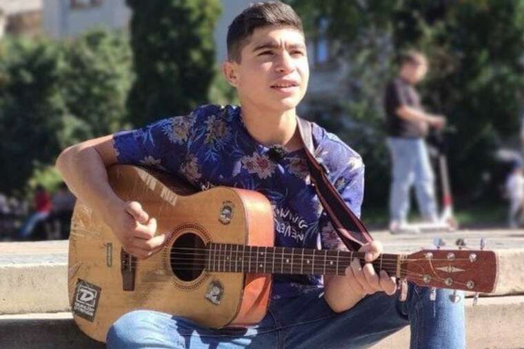 Тернопільський музичний блогер, відомий в Україні, тепер виступає на вулицях Праги