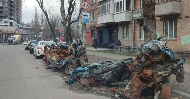 У Києві вирішили, як будуть прибирати з вулиць автомобілі, пошкоджені внаслідок обстрілів