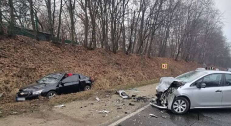 Поблизу Львова сталася ДТП з потерпілими: рух трасою ускладнено