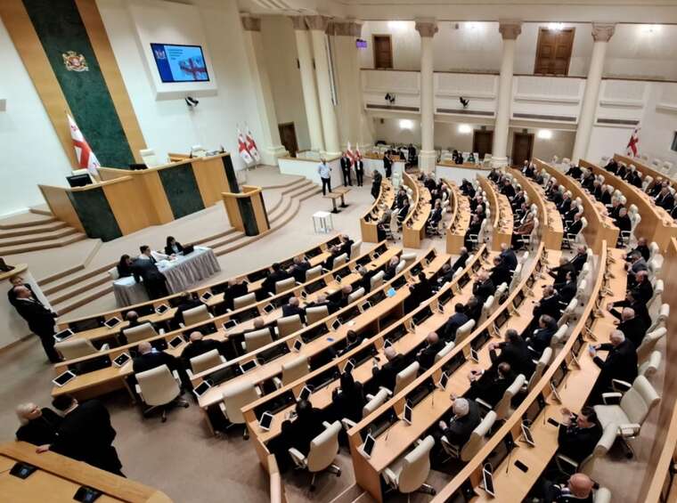 "Грузинська мрія" позбавила мандатів 49 опозиційних депутатів
