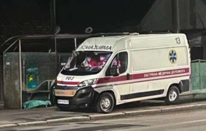 У Житомирі на зупинці біля школи померла людина