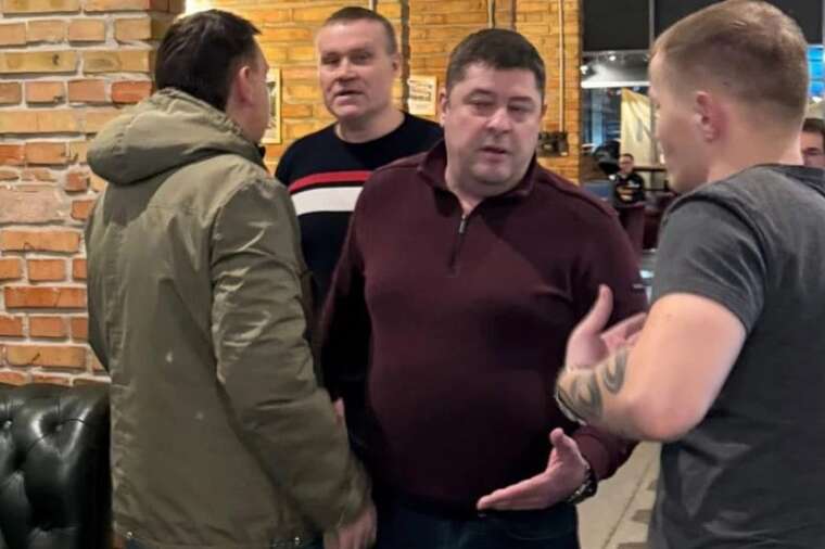 У Львові двоє чоловіків напали на «азовця» через напис «Донеччина» на футболці