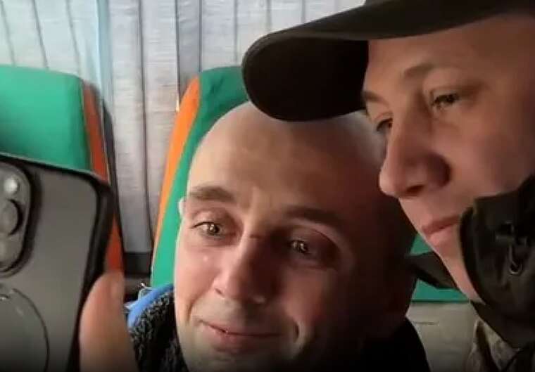 Мережу розчулили кадри першого дзвінка звільненого з полону захисника до батьків