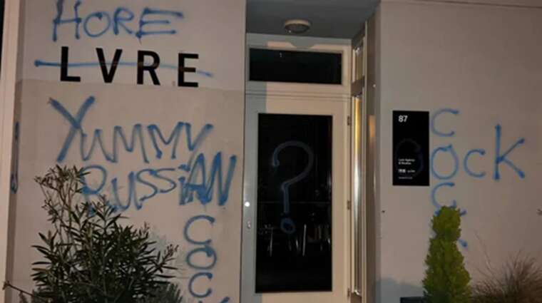 У Берліні розмалювали офіс автора реклами Meduza: статеві органи на стінах