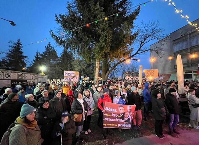 У 50 містах Словаччини тисячі людей протестують проти уряду Фіцо