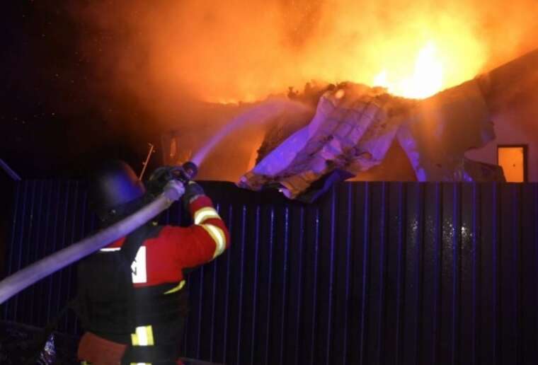 В Сумах вражеский БпЛА попал в частный дом: возник пожар