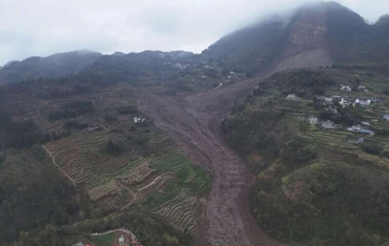 У Китаї зсув ґрунту накрив село: зникли безвісти десятки людей