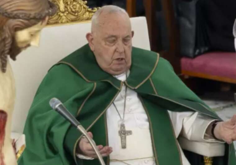 Папа Римский Франциск не смог закончить проповедь из-за трудностей с дыханием