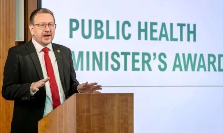 У Великій Британії звільнили міністра через расистські та сексистські повідомлення в WhatsApp