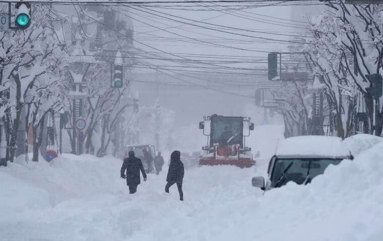 Рекордний снігопад в Японії: щоб пограти в сніжки, діти риють траншеї