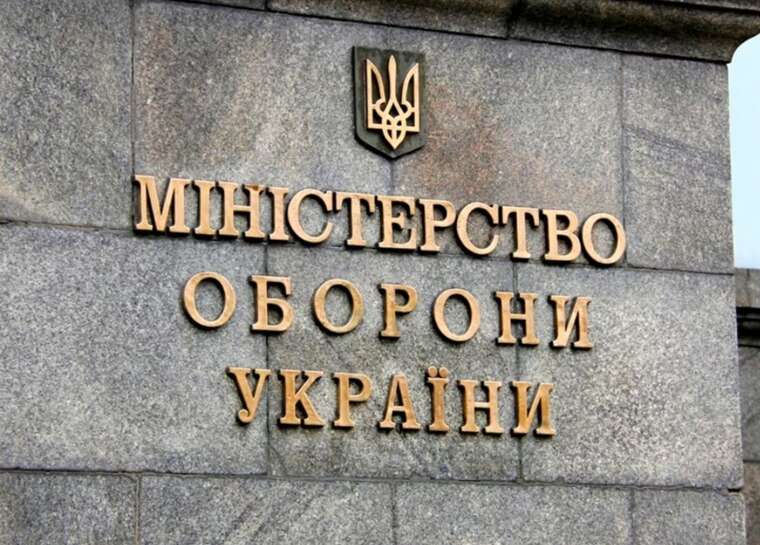 The Ministry of Defence has begun offering contracts to eighteen-year-olds