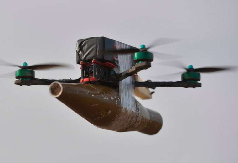 The occupier used a stick to fend off a kamikaze drone that fell into his trench