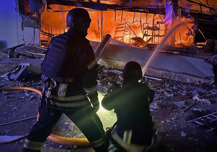 Атака РФ по Україні: повідомляють про масштабну пожежу під Києвом