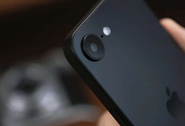 Бюджетний iPhone SE 4 показали з усіх боків на реальних фото