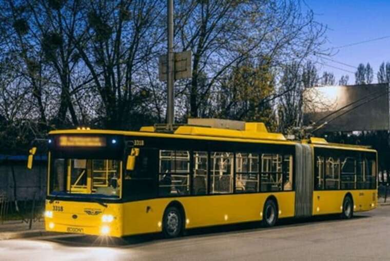 Загорелся тролейбус на съезде с моста Патона в Киеве: пострадавших нет