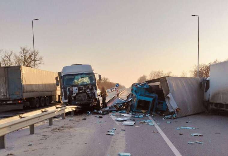 На трассе Киев-Одесса столкнулись два грузовика: движение ограничено