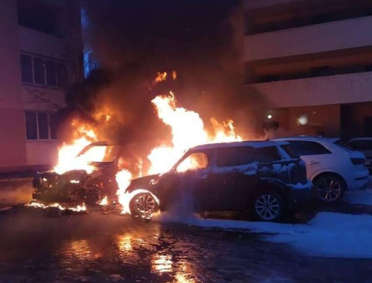 Під Києвом на території житлового комплексу згоріли три автомобілі