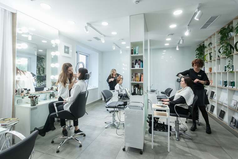 У Польщі в салоні краси відмовилися обслуговувати українців: прокуратура почала розслідування