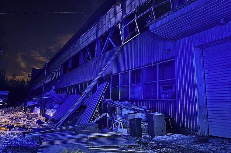 Росіяни атакували Київщину: пошкоджено будівлі, пожежі в кількох районах, є постраждалий