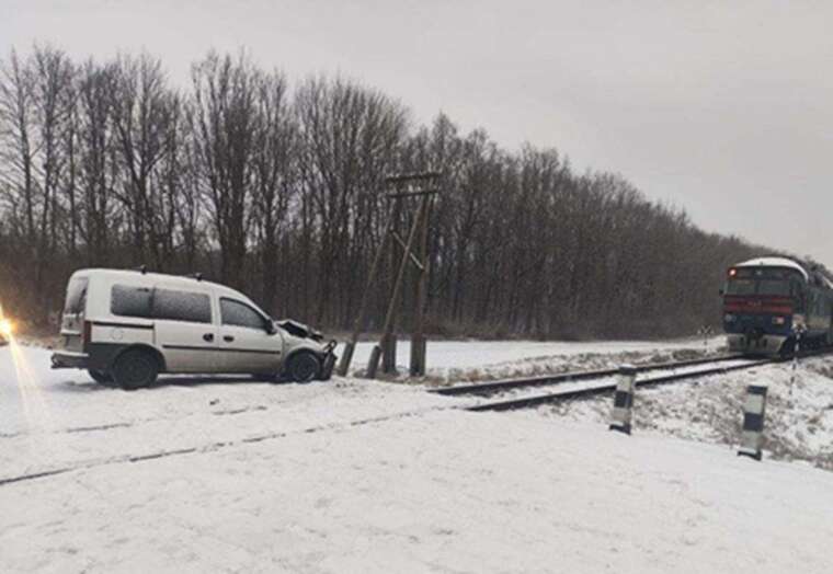 На Волыни автомобиль столкнулся с поездом