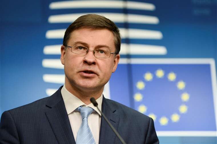 Еврокомиссар Домбровскис: ЕС не отменит санкции против РФ, если это сделают США