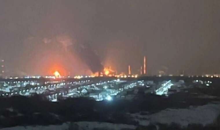 Невідомі безпілотники атакували Сизранський НПЗ в РФ: спалахнула пожежа